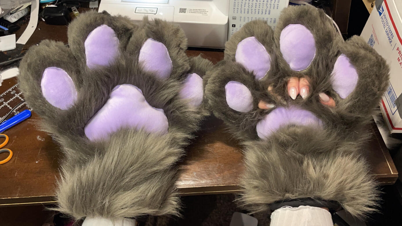 Puffy Paws With Finger Escapes